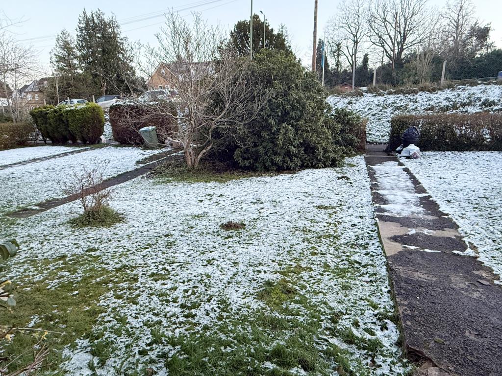 Lot: 171 - THREE-BEDROOM END-TERRACE HOUSE FOR IMPROVEMENT - Garden to front
